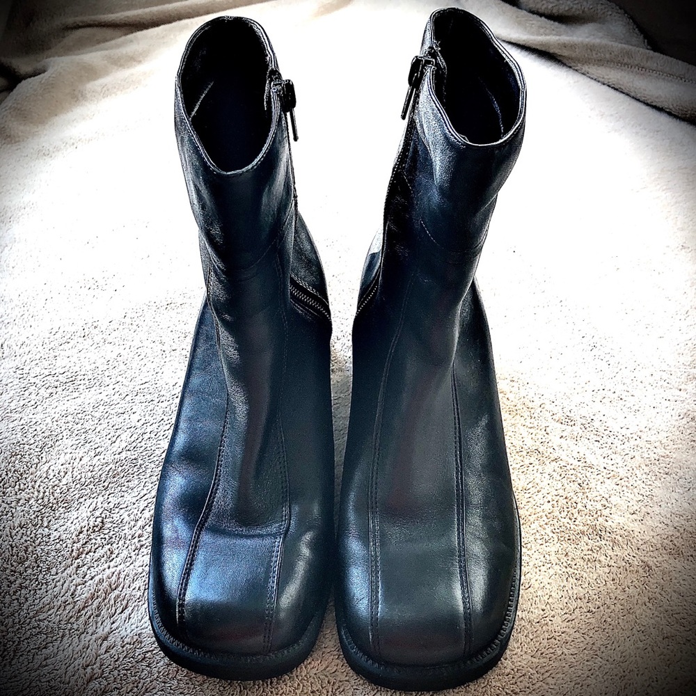 Transit Black Leather Booties Block Heel Side Zipper Size 7 Women